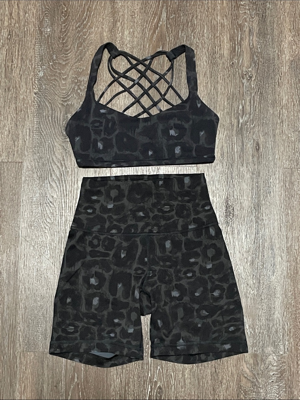 EUC Lululemon Matching Spray Leopard Black Multi Set. Size 4